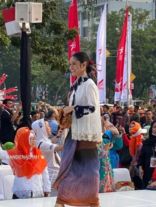 Andien Aisyah juga hadir mengenakan kebaya dan kain dari BINhouse, dipermanis anting batu ungu dari Tulola. [Instagram/mistertoton]