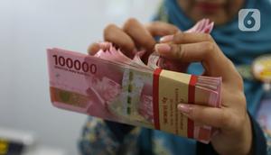 Teller menghitung mata uang rupiah di bank, Jakarta, Rabu (22/1/2020). Gubernur Bank Indonesia Perry Warjiyo mengatakan penguatan nilai tukar rupiah yang belakangan terjadi terhadap dolar Amerika Serikat sejalan dengan fundamental ekonomi Indonesia dan mekanisme pasar. (Liputan6.com/Angga Yuniar)