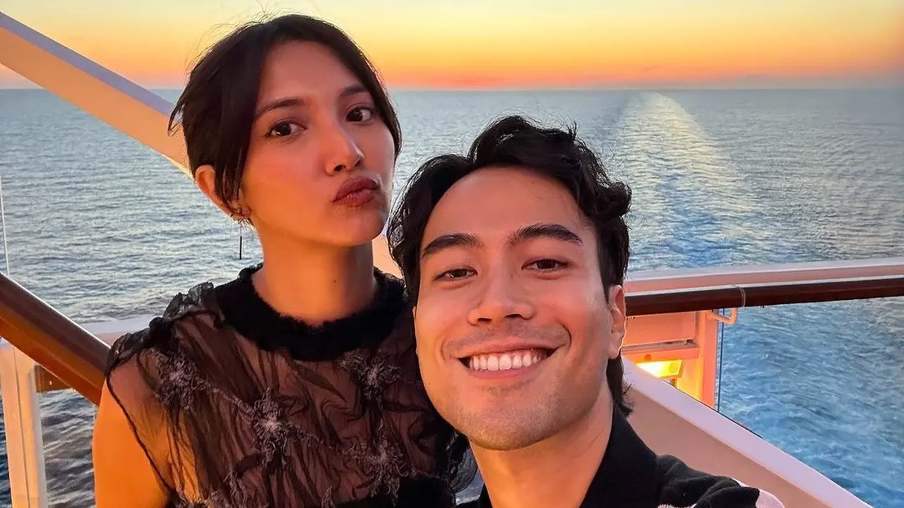 7 Potret Vidi Aldiano dan Sheila Dara Liburan di Santorini, Pamer Kemesraan