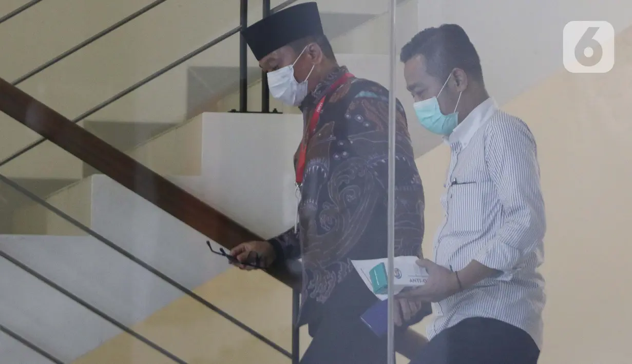 Ketua Komisi VIII DPR RI, Yandri Susanto bersiap menjalani pemeriksaan di Gedung KPK, Jakarta, Selasa (30/3/2021). Yandri Susanto diperiksa sebagai saksi untuk tersangka Matheus Joko Santoso terkait dugaan suap pengadaan bansos untuk wilayah Jabodetabek Tahun 2020. (Liputan6.com/Helmi Fithriansyah)