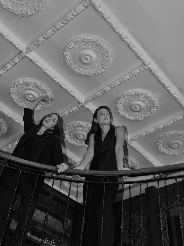 7 Gaya Pemotretan Cathy Sharon dan Julie Estelle Berkonsep Hitam Putih, Memesona