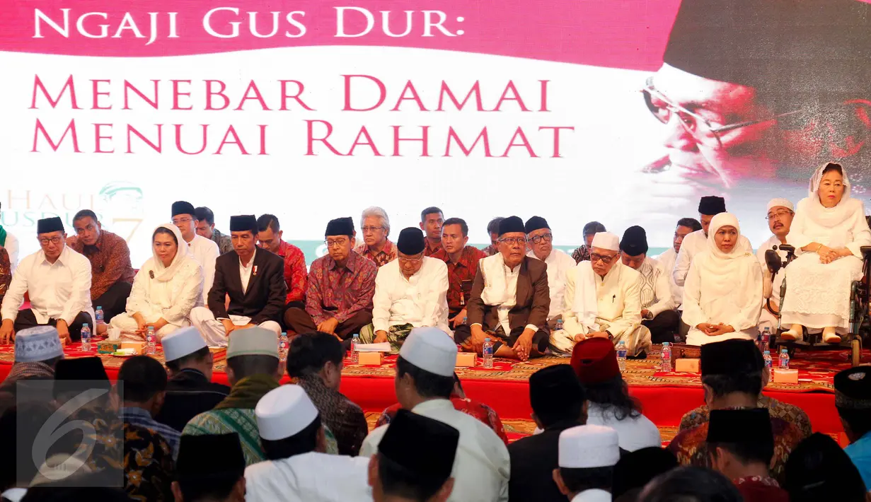 Presiden Jokowi, tokoh agama dan sejumlah petinggi negara saat menghadiri Haul Gus Dur ke 7 dan Peringatan Maulid Nabi Muhammad SAW di Ciganjur, Jakarta, Sabtu (23/12). (Liputan6.com/Gempur M Surya)