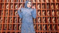 5 Pesona Gamis Biru Berpayet Terry Putri di Acara Spesial, Anggun dan Glamor