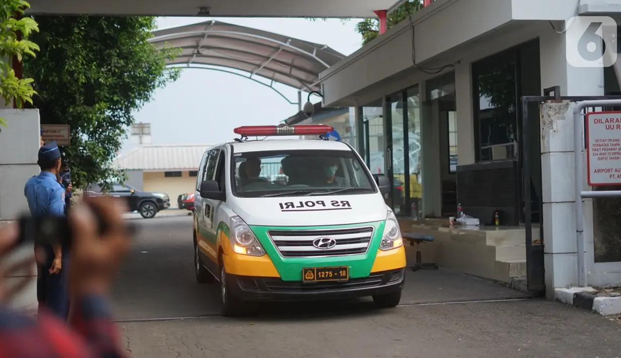 Ambulans membawa jenazah yang diduga warga negara China yang hilang saat tengah menyelam di Pulau Sangiang, Bandara Halim Perdanakusuma, Jakarta, Senin (11/11/2019). Jenazah yang sudah sulit dikenali tersebut diserahkan ke Tim DVI Mabes Polri untuk diidentifikasi. (Liputan6.com/Immanuel Antonius)