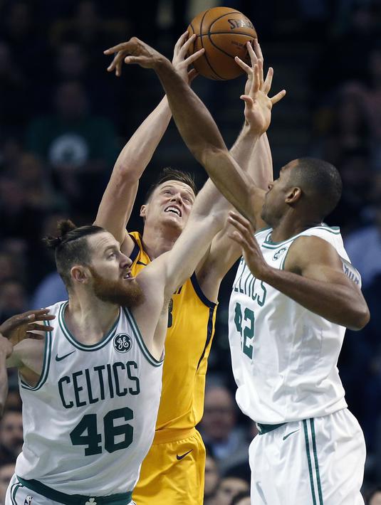 Aksi pemain Utah Jazz, Jonas Jerebko (tengah) berebut bola dengan pemain Boston Celtics, Aron Baynes (46) dan Al Horford (42) pada lanjutan NBA basketball game di TD Garden, Boston, (15/12/2017). Utah Jazz menang 107-95. (AP/Michael Dwyer)