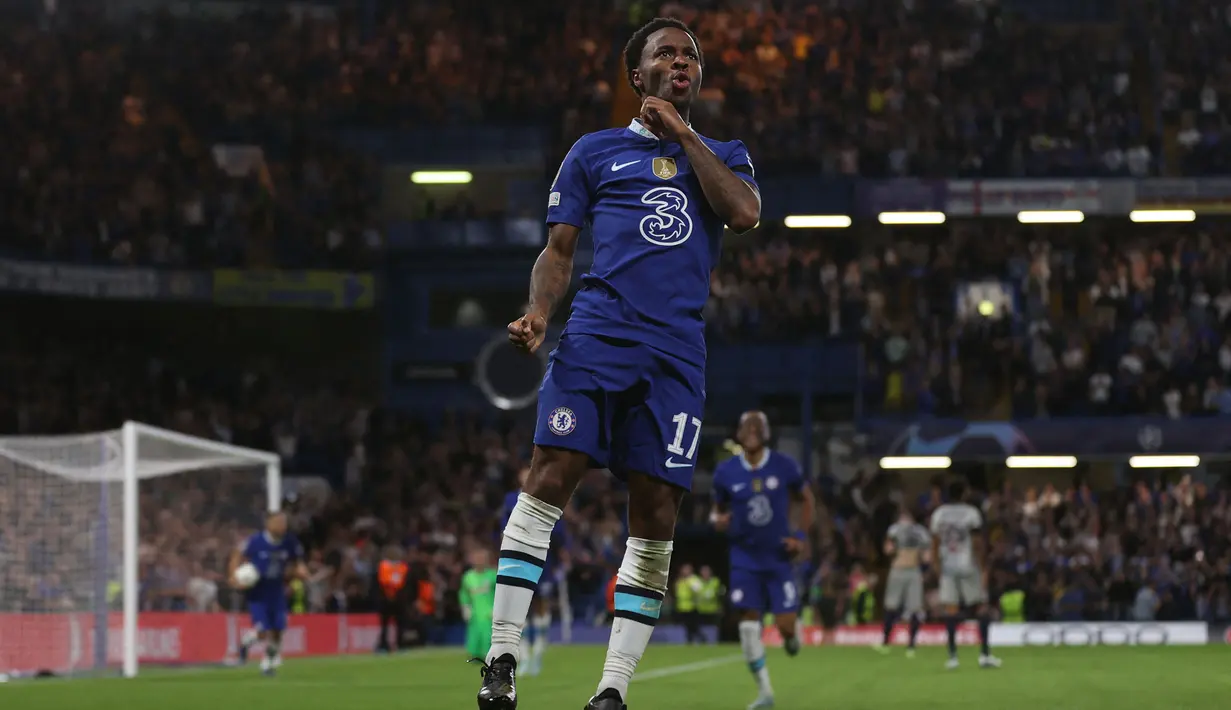 Raheem Sterling yang kini tengah menjalani musim kedua bersama Chelsea setelah meninggalkan Manchester City tercatat memiliki koleksi 27 gol di Liga Champions Manchester City dan Chelsea. Bersama Liverpool, Manchester City dan Chelsea, Raheem Sterling telah tampil dalam 82 laga di Liga Champions selama 9 musim berturut-turut, 2014/2015 hingga 2022/2023. (AFP/Adrian Dennis)