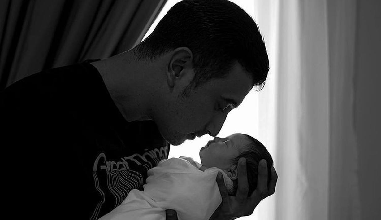 Momen Ali Syakieb momong putri pertamanya, Guzelim Aracelli Ali Syakieb. (Sumber: Instagram/alisyakieb)