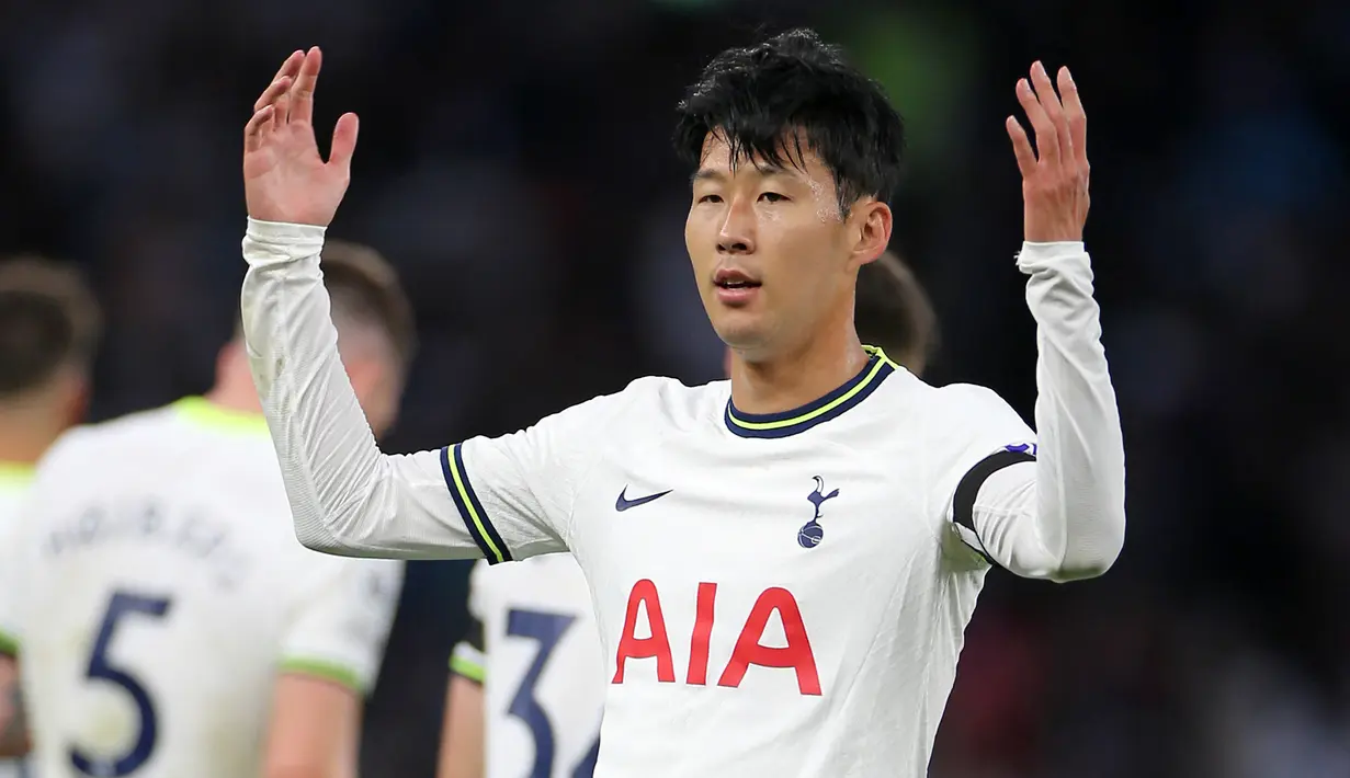 Son Heung-min. Sayap kiri Korea Selatan berusia 30 tahun yang telah membela Tottenham Hospur selama 8 musim sejak didatangkan dari Bayer Leverkusen pada awal musim 2015/2016 ini kini mempunyai nilai pasar 75 juta euro atau setara Rp1,12 triliun. Pada musim 2022/2023 ini ia telah bermain dalam 11 laga di semua ajang dengan torehan 3 gol dan 1 assist. (AFP/Isabel Infantes)