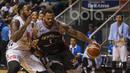 Pebasket Aspac, Henderson Pierre, berusaha melewati hadangan pebasket Hang Tuah, Andre Smith, pada laga IBL 2017 di Britama Arena, Jakarta, Sabtu (18/2/2017). Aspac menang 72-62. (Bola.com/Vitalis Yogi Trisna)