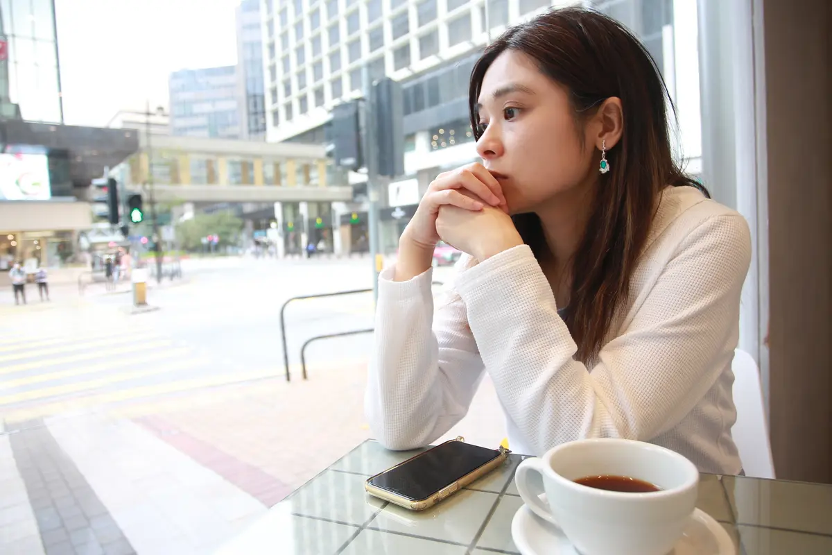 perempuan dan kafe sedih