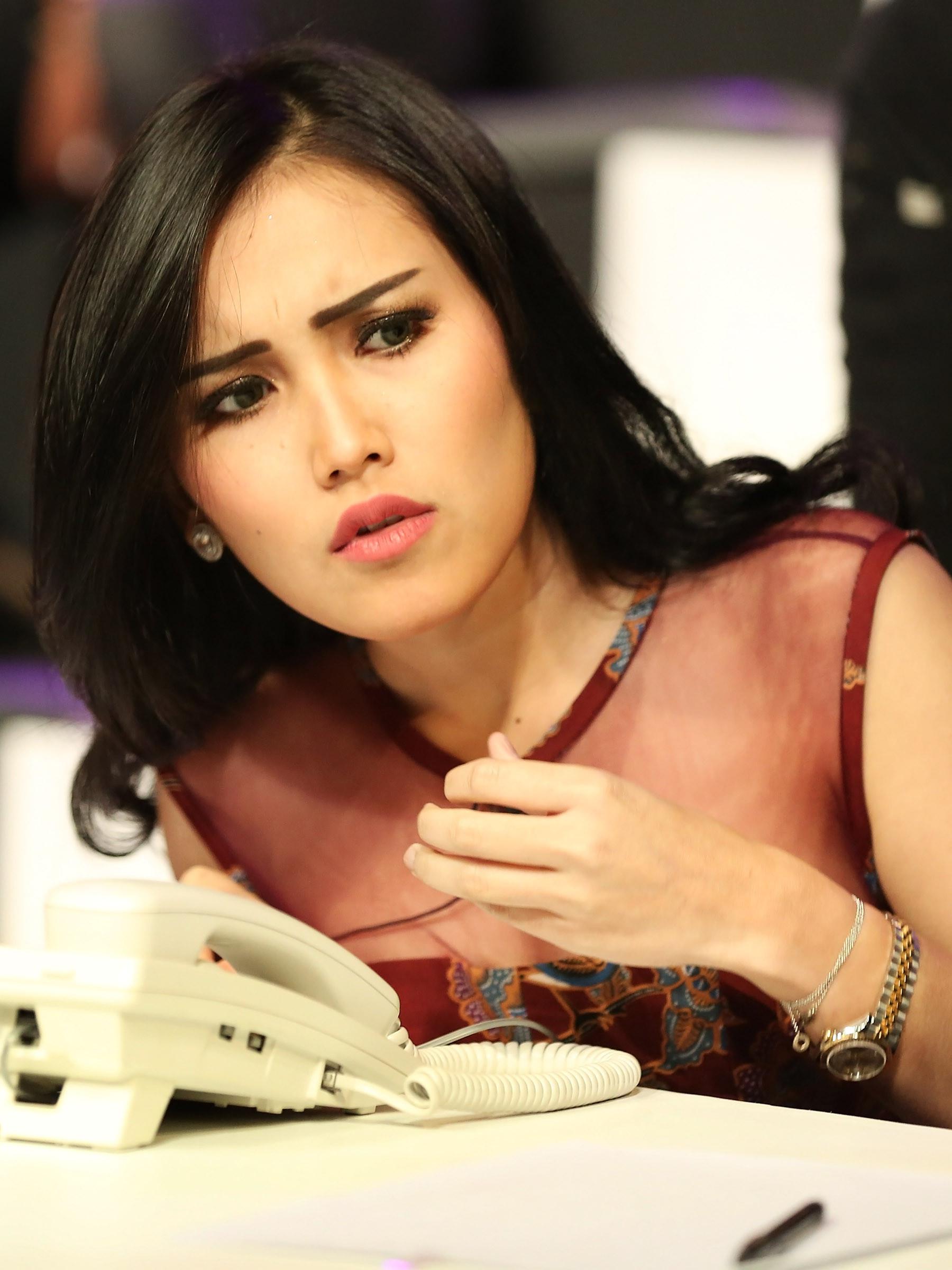 Foto Ayu  Ting  Ting  di Antara Lima Pria yang Jadi 