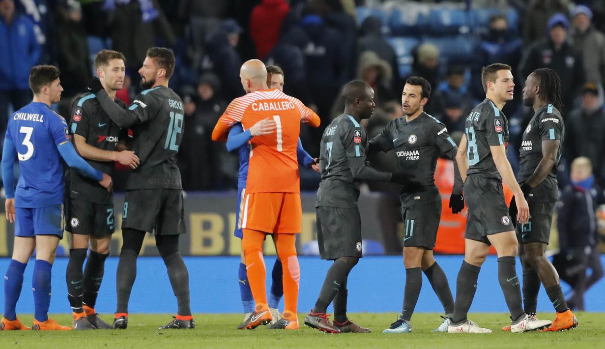 Para pemain Chelsea merayakan kemenangan atas Leicester City pada laga perempat final Piala FA di Stadion King Power, Minggu (18/3/2018). Leicester City takluk 1-2 dari Chelsea. (AP/Frank Augstein)