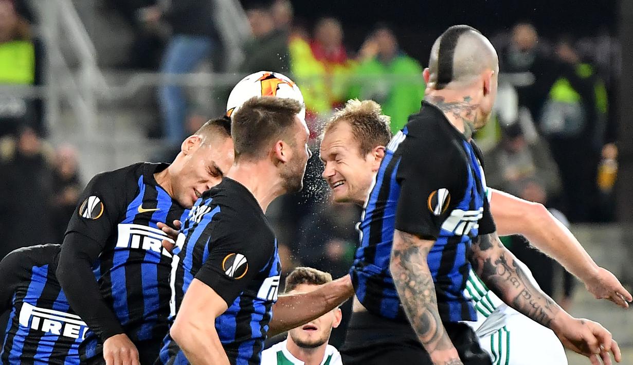 Duel antar Martinez dan pemain Rapid Wina, Sonnleitner pada leg 1, 32 besar Liga Europa yang berlangsung di stadion Allianz, Wina, Jumat (15/2). Inter Milan menang 1-0 atas Rapid Wina. (AFP/Joe Klamar)