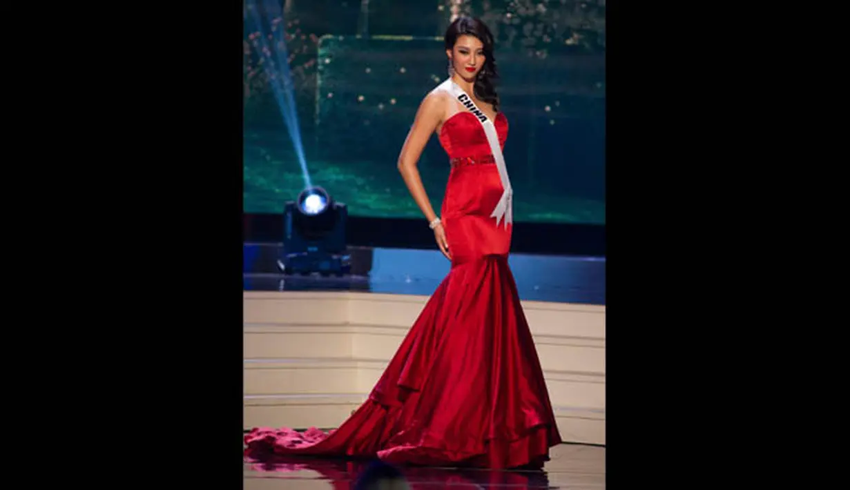 Miss China 2014, Yanliang Hu berpose dengan memperagakan gaun malamnya saat kompetisi ajang Miss Universe 2014 di Miami, Florida, Rabu (21/1/2015). (REUTERS/Miss Universe Organization)