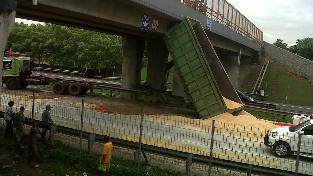 Bak Truk Tersangkut di Jembatan, Tol Jakarta-Merak Tersendat