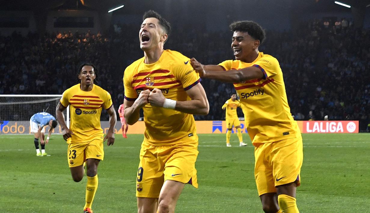 Pemain Barcelona, Robert Lewandowski, melakukan selebrasi setelah mencetak gol ke gawang Celta Vigo pada laga Liga Spanyol di Stadion Balaidos, Minggu (18/2/2024). Barca menang dengan skor 2-1. (AFP/Miguel Riopa)