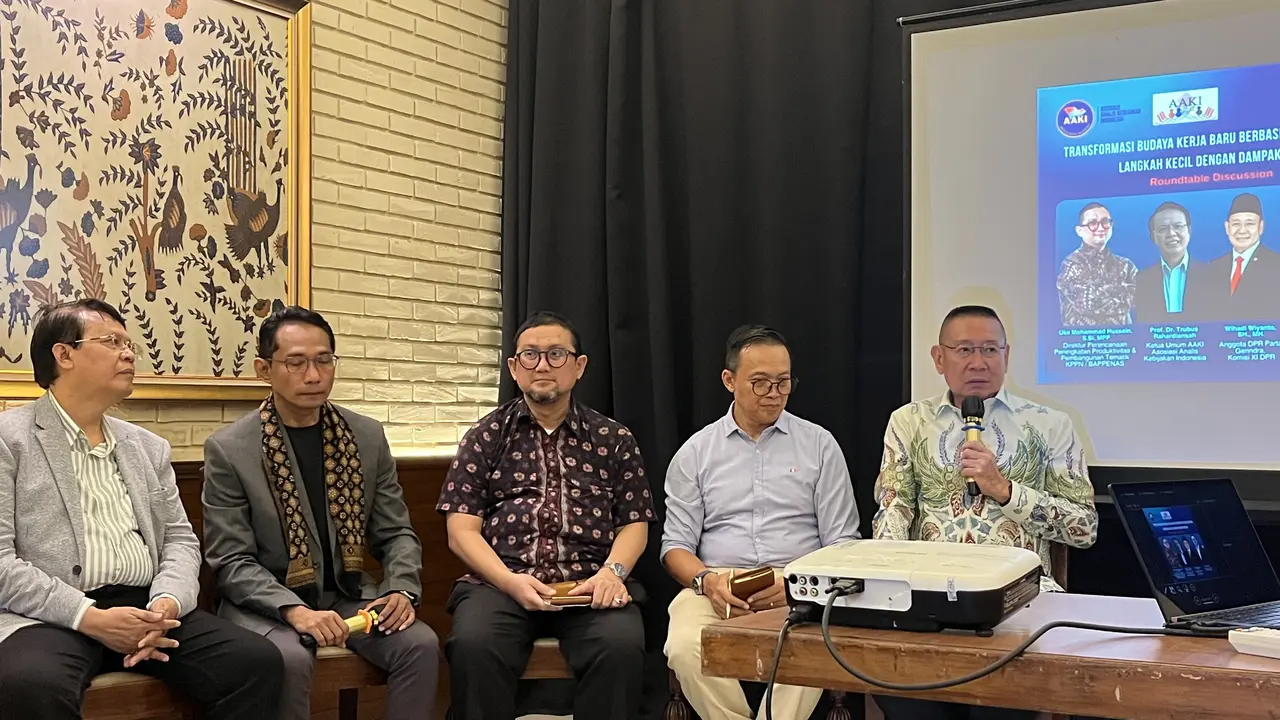 Diskusi Asosiasi Analis Kebijakan Indonesia (AAKI) bertema “Gerakan Transformasi Budaya Kerja Baru Berbasis Keberlanjutan: Langkah Kecil, Dampak Besar” di Tjikini Lima, Jakarta Pusat. (Liputan6/Winda Nelfira)