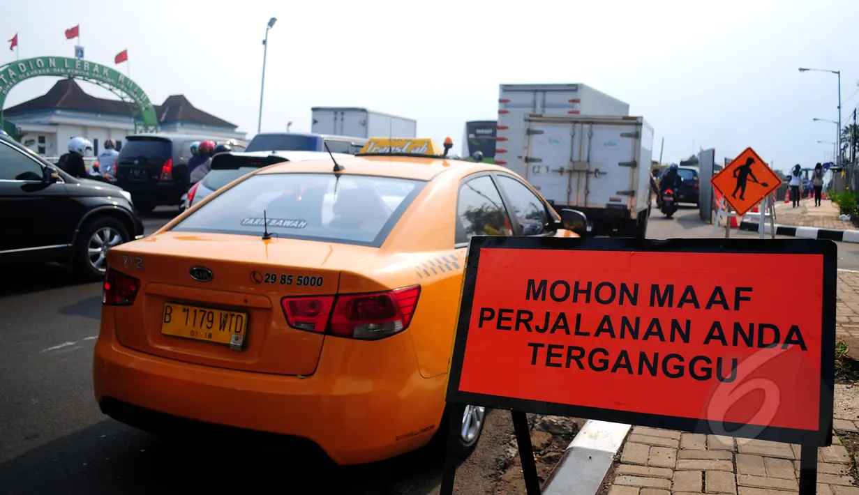 Marka jalan yang berisi tentang informasi pengerjaan proyek Mass Rapid Transit (MRT) di kawasan Lebak Bulus, Jakarta, Senin (23/3/2015). (Liputan6.com/Yoppy Renato) 
