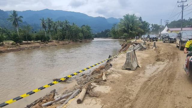 Menteri Pekerjaan Umum dan Perumahan Rakyat (PUPR) Basuki Hadimuljono meninjau sejumlah jalan di Kabupaten Pesisir Selatan, Sumatera Barat yang terputus akibat bencana banjir dan longsor. (Dok Kementerian PUPR)