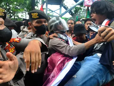 Mahasiswa berusaha menerobos barikade polisi yang dikerahkan dalam demonstrasi menolak kenaikan harga BBM di kawasan Patung Kuda, Jakarta, Kamis (8/9/2022). Sempat memanas, aksi saling dorong massa dengan petugas kepolisian pun tak terhindarkan. (merdeka.com/Arie Basuki)
