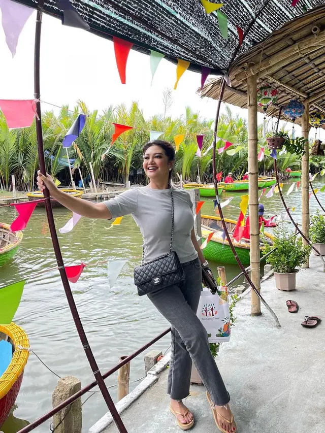 Bella Saphira liburan di Vietnam (Instagram/bellasaphiraofficial)