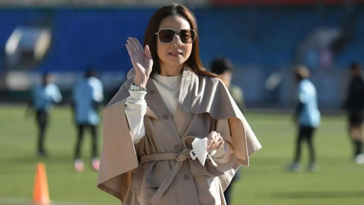 14 Gaya Modis Madam Pang di Lapangan Hijau, Crazy Rich yang Jadi Manajer Timnas Thailand