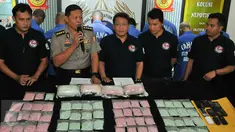 Direktorat Tindak Pidana Narkoba Bareskrim Polri merilis barang bukti kasus narkoba di Jakarta, Jumat (19/2). Petugas menangkap 7 orang tersangka sindikat narkotika internasional dan menyita sedikitnya 40 ribu butir ekstasi. (Liputan6.com/Yoppy Renato)