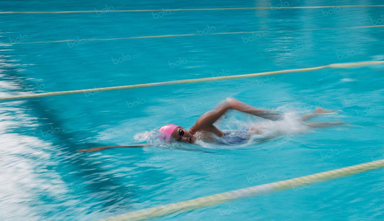 Pada awal kariernya Yessy Yosaputra pernah meraih medali perak pada nomor 200 meter gaya punggung PON 2008 di Kalimantan Timur, kala itu usianya masih 14 tahun. (Bola.com/Vitalis Yogi Trisna)