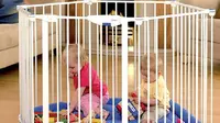 Tujuan para orang tua membeli playpen adalah, agar anak tetap aman ketika orang tua harus melakukan aktivitas lain.