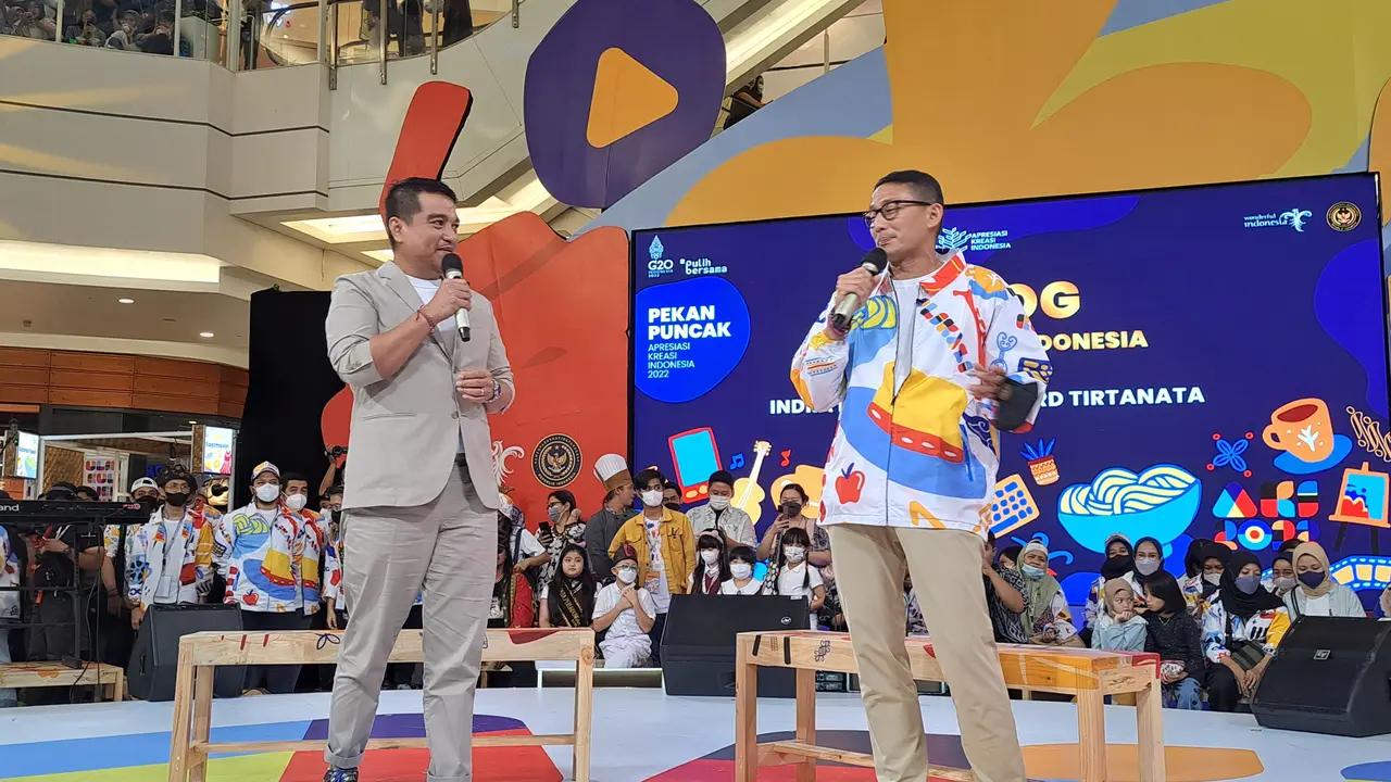 Menteri Pariwisata dan Ekonomi Kreatif Sandiaga Uno resmi menutup gelaran tahunan Pameran Apresiasi Kreasi Indonesia (AKI) 2022, di AEON Mall Kabupaten Tangerang, Minggu malam (9/10/2022).