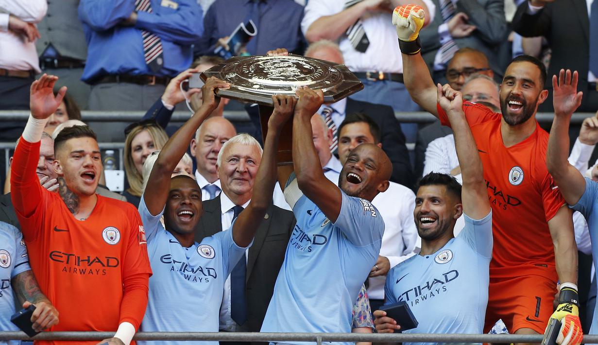 Para pemain Manchester City merayakan gelar juara usai mengalahkan Chelsea pada laga Community Shield di Stadion Wembley, London, Minggu (5/8/2018). Man City menang 2-0 atas Chelsea. (AFP/Glyn Kirk)