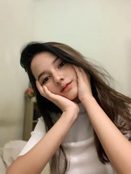 Selebgram yang memiliki lebih dari 600 ribu followers memang gemar berpose topang dagu. Saat ia menopang dagu, gaya penampilan dari Rhesma Anissa ini banjir pujian dari netizen. Aura kecantikannya sangat terpancarkan ketika berpose imut seperti ini. (Liputan6.com/IG/@rhesmanissa_)