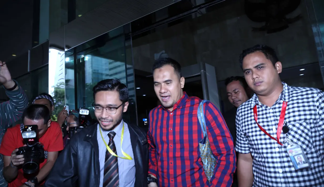 Menurut kuasa hukumnya, Arvid Saktyo mantan suami Dewi Perssik itu menjawab 20 pertanyaan dari penyidik KPK. Sejak 21, Desember 2016, Saipul ditetapkan sebagai tersangka suap panitera Pengadilan Negeri Jakarta Timur. (Nurwahyunan/Bintang.com)