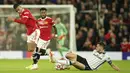 Manchester United dan Atalanta tampil saling menekan begitu laga dimulai. Mereka saling jual beli serangan dan menunjukan pertahanan yang cukup solid di awal-awal laga. (AP/Dave Thompson)
