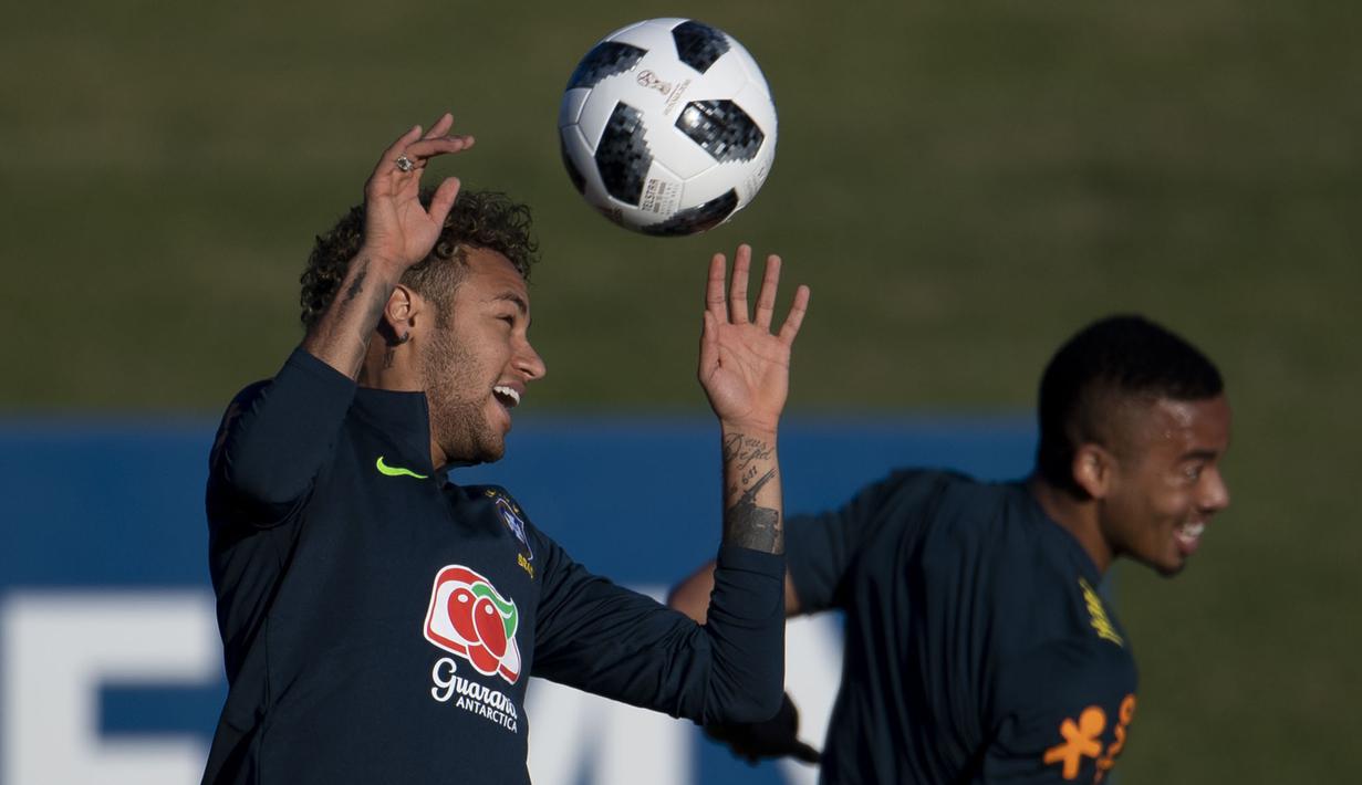Striker Brasil, Neymar, tampak riang saat latihan di Granja Comary, Rio de Janeiro, Selasa (22/5/2018). Latihan ini merupakan persiapan jelang Piala Dunia 2018. (AFP/Mauro Pimentel)