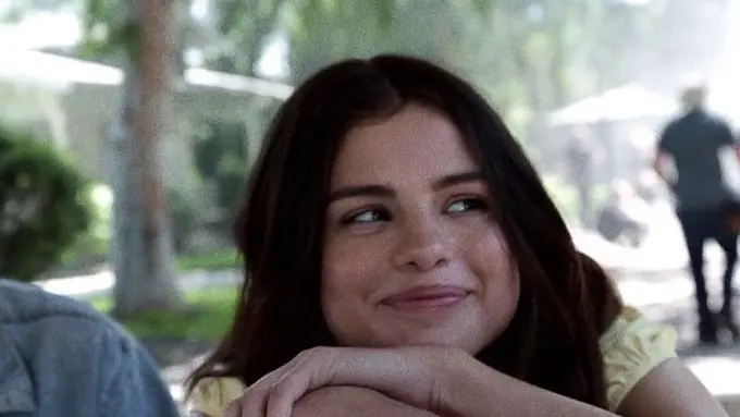 Potret Selena Gomez Tetap Percaya Diri