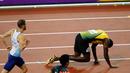 Pelari asal Jamaika, Usain Bolt terkapar di tengah lintasan setelah terjatuh di final 4x100 meter pada Kejuaraan Dunia Atletik di London, Sabtu (12/8). Bolt yang berencana ingin pensiun itu terjatuh karena kaki kirinya kram. (AP/Frank Augstein)