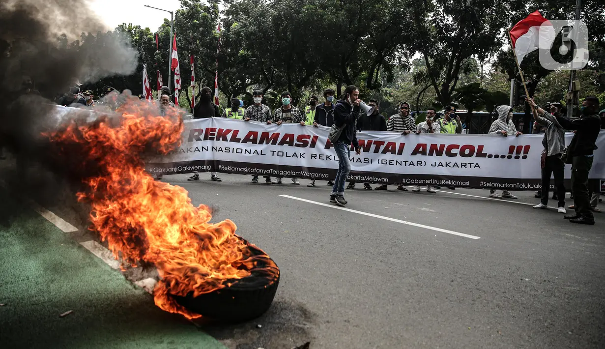 Massa yang tergabung dalam gerakan nasional tolak reklamasi (Gentar) membakar ban saat aksi didepan Gedung Balaikota, Jakarta, Rabu (8/7/2020). Dalam aksinya mereka meminta Gubernur DKI Jakarta Anies Baswedan untuk menghentikan Reklamasi Pantai Ancol. (Liputan6.com/Faizal Fanani)