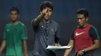 Pelatih Timnas Indonesia, Luis Milla, memberikan instruksi saat latihan di Stadion Patriot, Bekasi, Senin (2/10/2017). Latihan ini merupakan persiapan jelang laga persahabatan melawan Kamboja. (Bola.com/Vitalis Yogi Trisna)