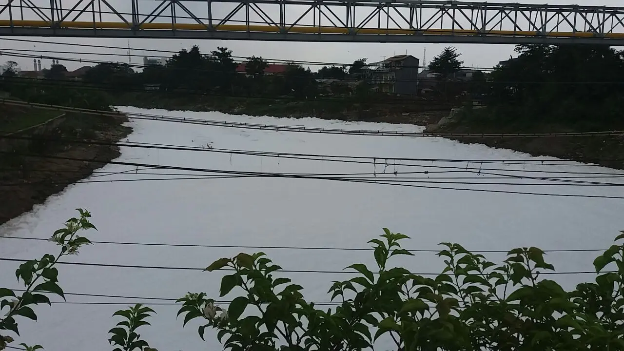 Kali di Bekasi Berubah Seperti Berselimut Salju