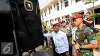 Menteri Pertahanan RI, Ryamizard Ryacudu (baju putih) memeriksa OMC Casspir MK3 di Markas Komando Pasukan Khusus di Cijantung Jakarta, Rabu (2/9/2015). Sidak terkait inventarisir kelengkapan alutsista yang dimiliki TNI. (Liputan6.com/Helmi Fithriansyah)