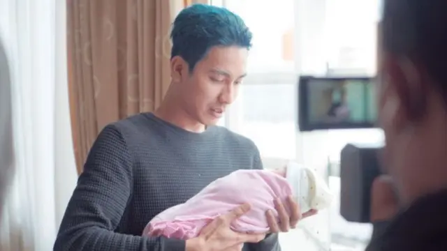 Melahirkan Anak Pertama, Ini 7 Momen Persalinan Istri Evan Marvino yang Bikin Haru