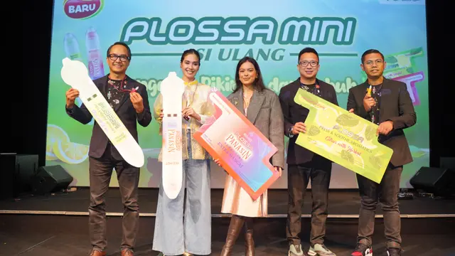 Eva Celia bersama Marsha Timothy dalam peluncuran Plossa Mini Isi Ulang di Jakarta pada Kamis (18/1/2024).