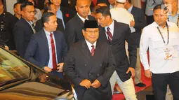Capres nomor urut 02 Prabowo Subianto saat tiba di lokasi debat keempat Pilpres 2019 yang diselenggarakan KPU di Hotel Shangri-La, Jakarta, Sabtu (30/3). Debat dimoderatori Retno Pinasti dan Zulfikar Naghi. (Liputan6.com/AnggaYuniar)
