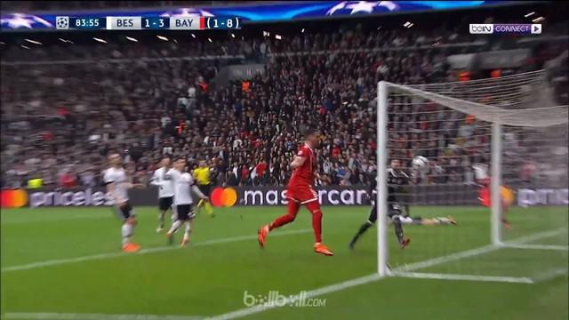 Seekor kucing masuk ke pinggir lapangan dan menghentikan laga sementara antara Besiktas Vs Bayern Munchen, Kamis (15/3/2018) dinihari WIB/