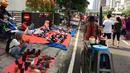 Sejumlah pedagang kaki lima (PKL) menggelar dagangannya di bahu jalan saat car free day (CFD) di Jakarta, Minggu (11/2). (Liputan6.com/Immanuel Antonius)