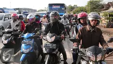 Budaya merantau di Indonesia sudah terjadi sejak berabad lamanya. Uniknya, tradisi pulang kampung atau biasa disebut Mudik ini dilakukan secara beramai-ramai hingga jutaan orang. (Liputan6.com/Herman Zakharia)