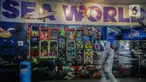 Petugas mengenakan pakaian pelindung menyemprotkan disinfektan area Sea World, Ancol, Jakarta, Sabtu (14/3/2020). Pembersihan Sea World dan Ocean Samudera guna mengantisipasi penyebaran virus corona (Covid-19). (Liputan6.com/Faizal Fanani)
