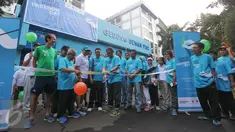 Menkominfo Rudiantara memotong pita saat mempromosikan peringatan Hari Kebebasan Pers Dunia Jakarta, Minggu (23/4). Acara itu bertujuan mengajak wartawan mengevaluasi kebebasan pers di seluruh dunia. (Liputan6.com/Faizal Fanani)