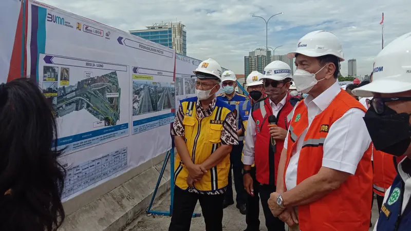 Menteri Koordinator Bidang Kemaritiman dan Investasi, Luhut Binsar Panjaitan, melakukan kunjungan kerja ke proyek Jalan Tol Bekasi-Cawang-Kampung Melayu (Tol Becakayu)